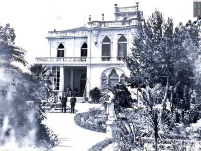 La seconda, con accesso su via Fanelli quasi all�incrocio con viale Einaudi, era invece di propriet� dei De Filippis che dal 1872 possedevano, assieme all�ingegner Ghilardi, un�importante ditta di materiali da costruzione edile